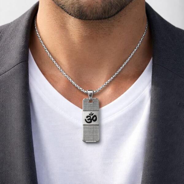 silver-om-metal-locket-jyotishshop-1